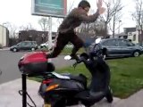 Saut Par dessus un Scooter