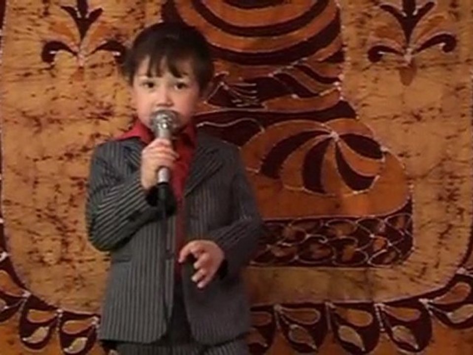 Tommy chante