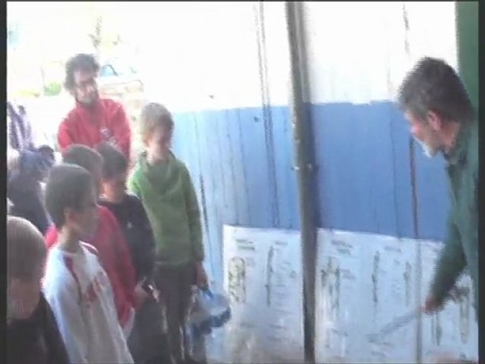 LES ELEVES DE VILDE  APPRENNENT LE GREFFAGE 1/2