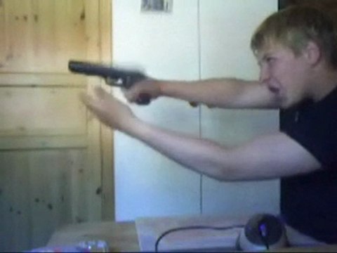 Régis joue avec un pistolet