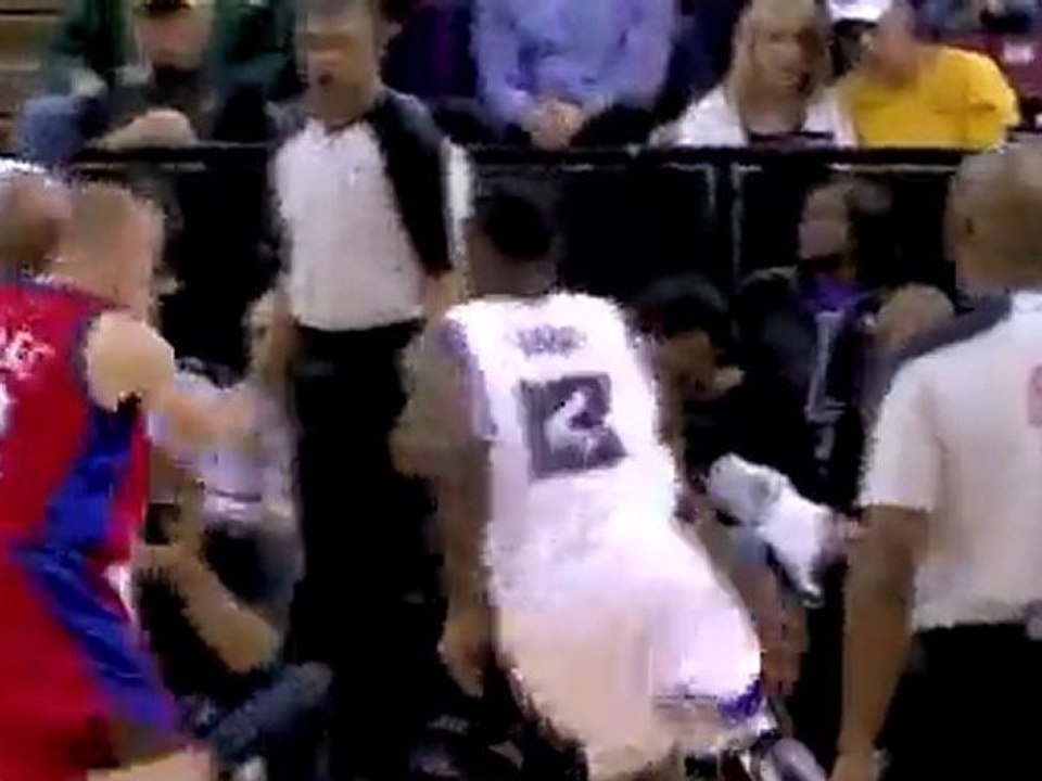 Tyreke Evans finds Jason Thompson with a beautiful assist in