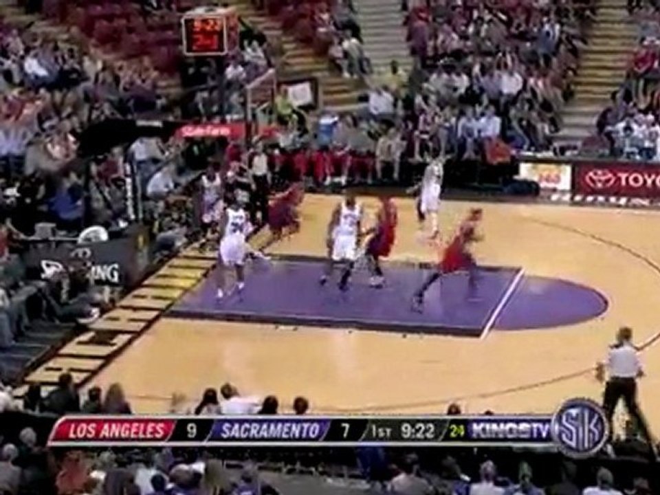 Drew Gooden runs the floor and finishes with a two-handed du