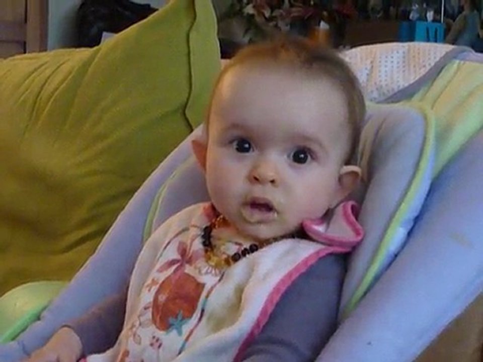 c'est tellement drôle quand mamie me donne à manger :)