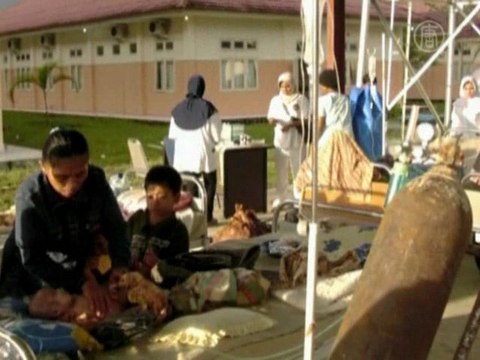 Сильное землетрясение потрясло Индонезию