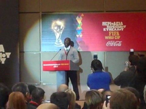 Ο Ροζέ Μιλά μιλά στην εκδήλωση για το τρόπαιο του Μουντιάλ