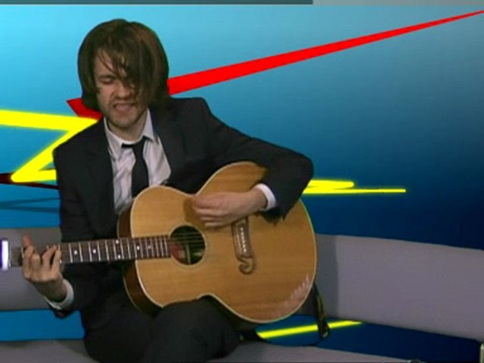 Guillemots frontman Fyfe Dangerfield acoustic!