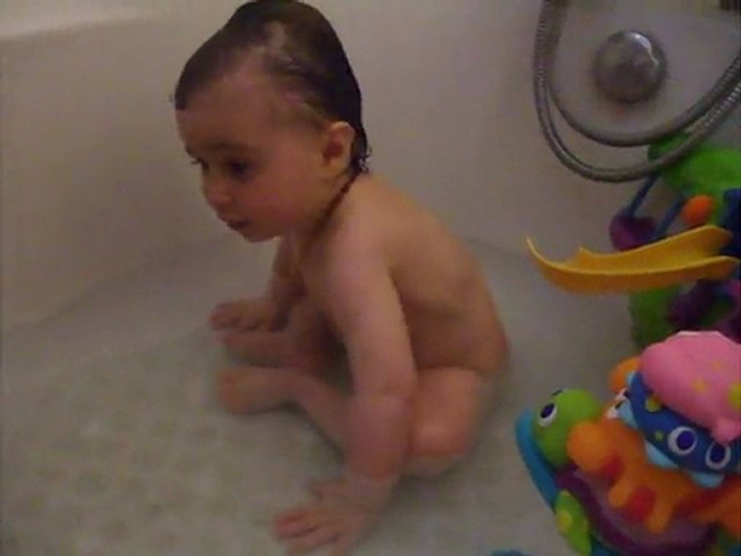 Maelys Qui Fait Des Bulles Dans Le Bain Video Dailymotion