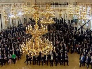 Обама и Медведев подписывают договор о разоружении.