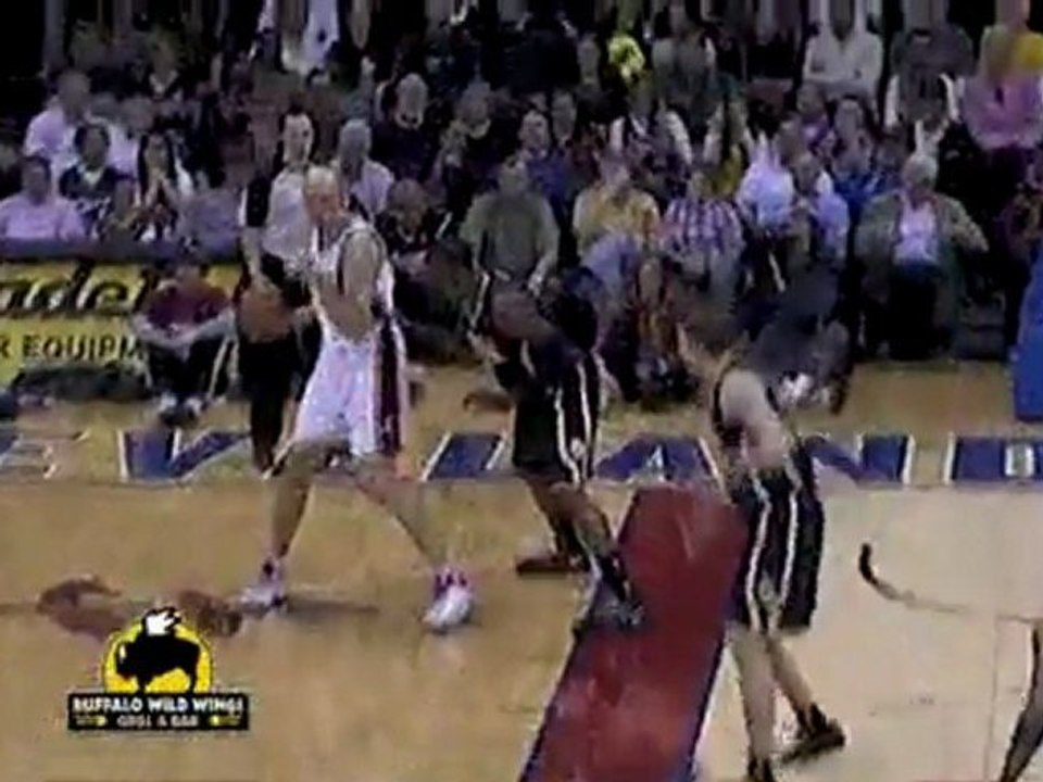 Zydrunas Ilgauskas throws a wonderful pass to Jamario Moon,