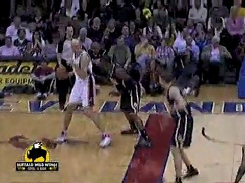 Zydrunas Ilgauskas throws a wonderful pass to Jamario Moon,