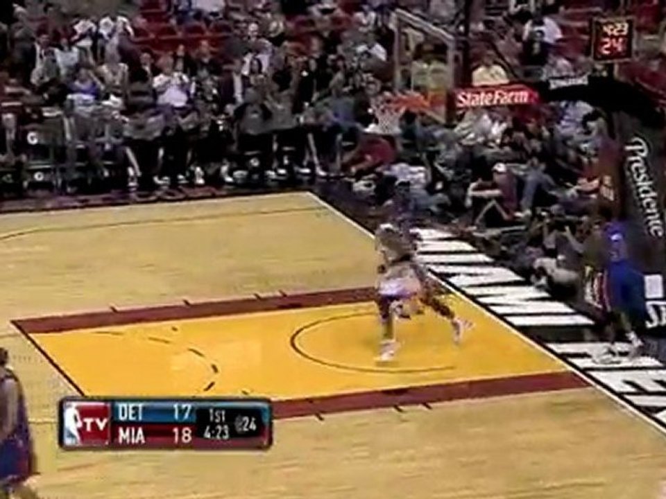 Jermaine O'Neal throws down a dunk off the bounce pass from