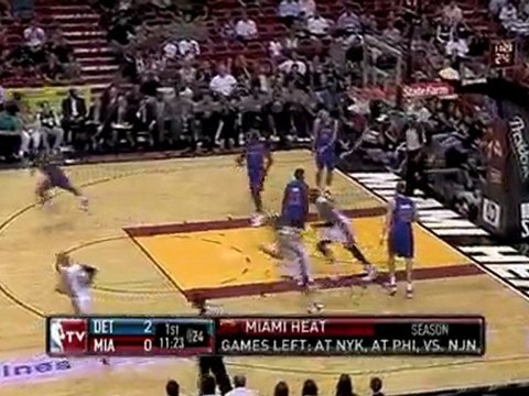 Jermaine O'neal posts up and throws down a one-handed jam.