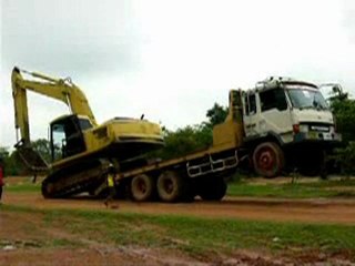 Déchargement d'un buldozer