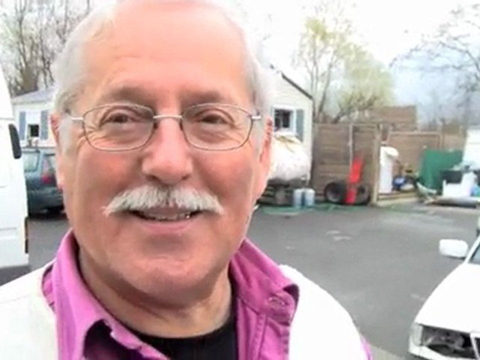 Les eaux usées au milieu d'un terrain des gens du voyage