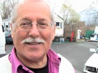 Les eaux usées au milieu d'un terrain des gens du voyage