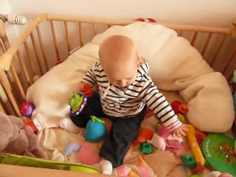 Anaïs 11ème mois dans parc