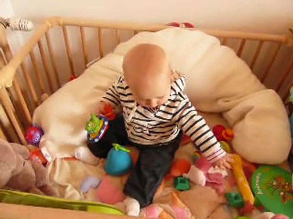 Anaïs 11ème mois dans parc