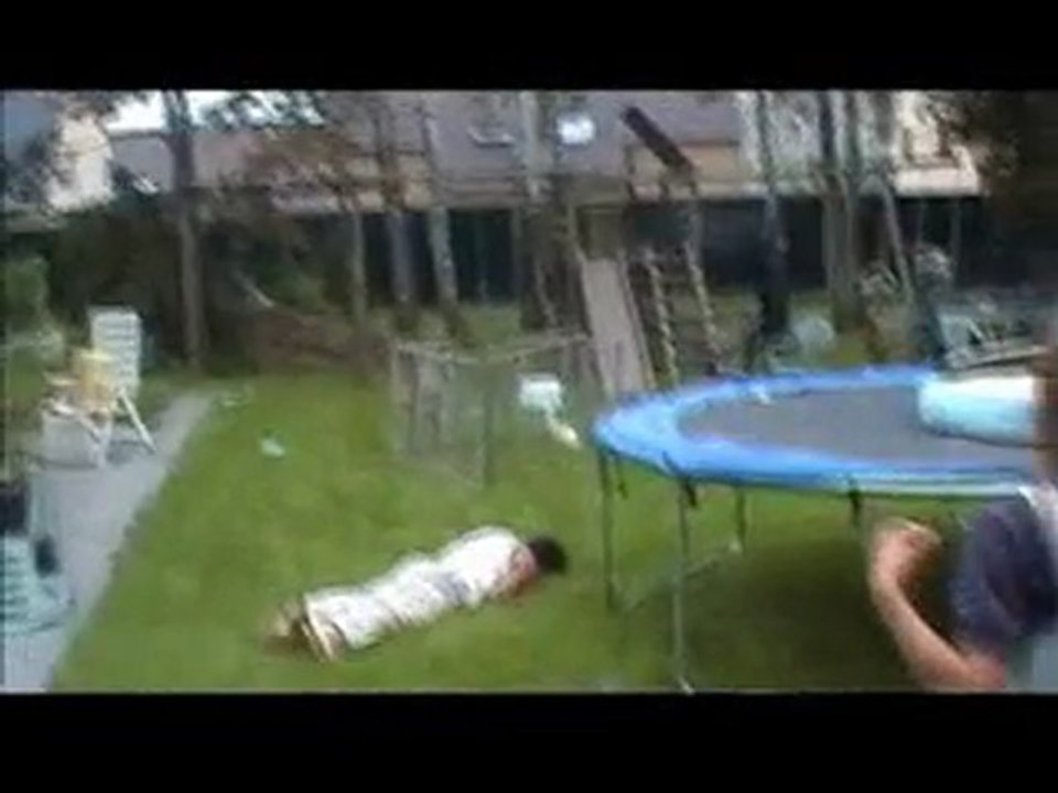Régis saute sur un trampoline