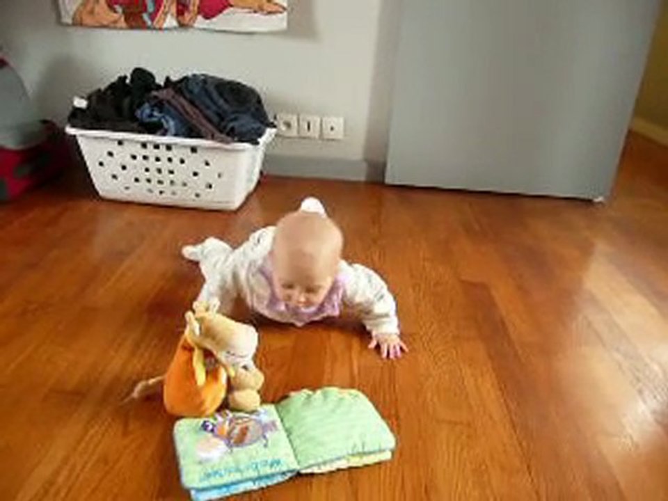 Anaïs 11ème mois rampe