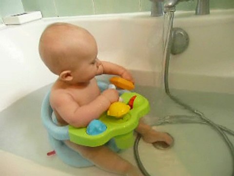 Anaïs 11ème mois bain