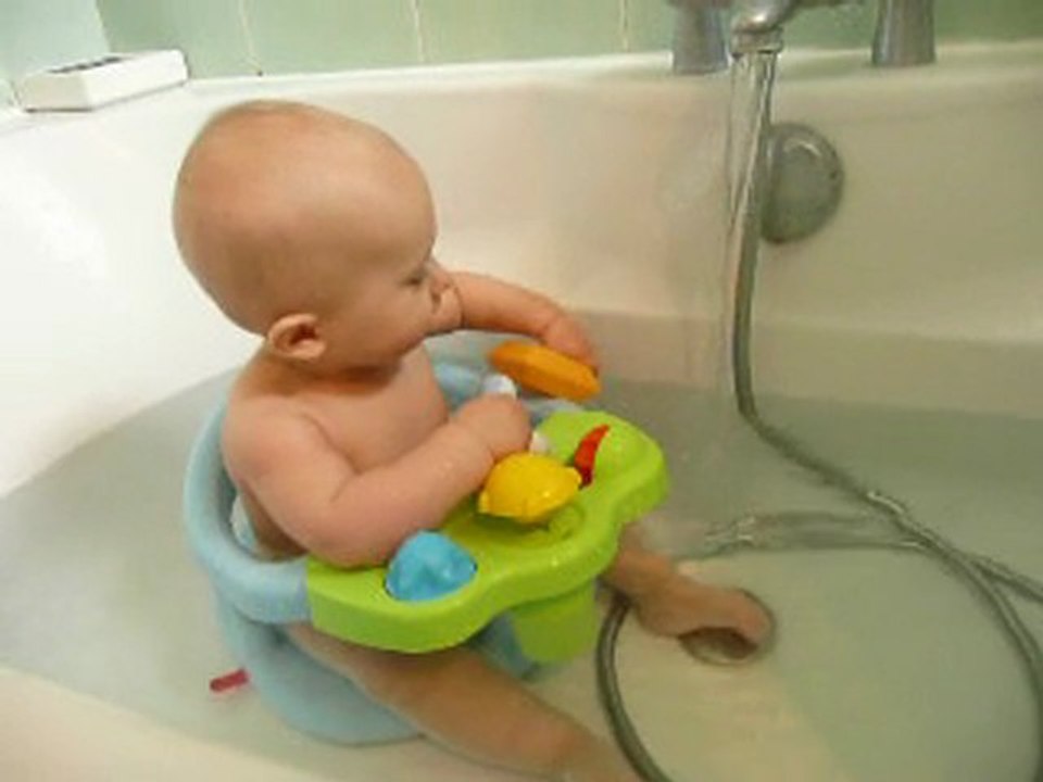 Anaïs 11ème mois bain