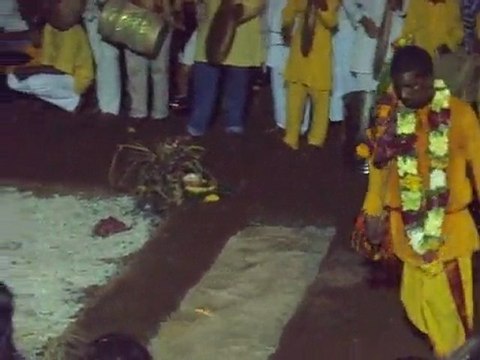 Marche sur le feu le 1er/01/2010 à la cafrine St Pierre(V2).