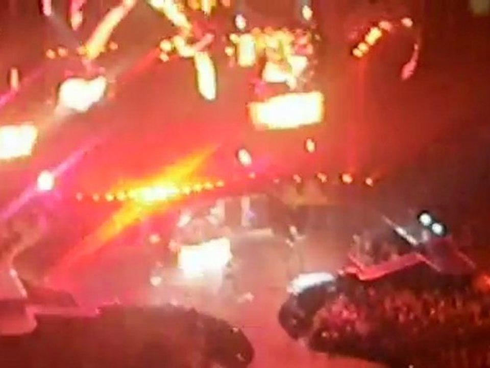 Nickelback - Burn It To the Ground @ Centre Bell (extrait)