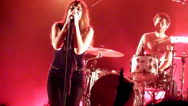 IZIA Let Me Alone HD Live In Toulouse - Le BIKINI - 28/01/20