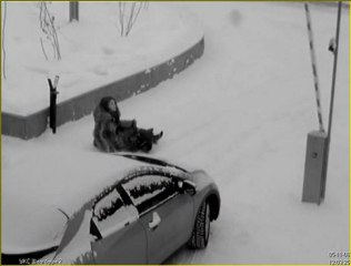 Une femme tombe sur la neige