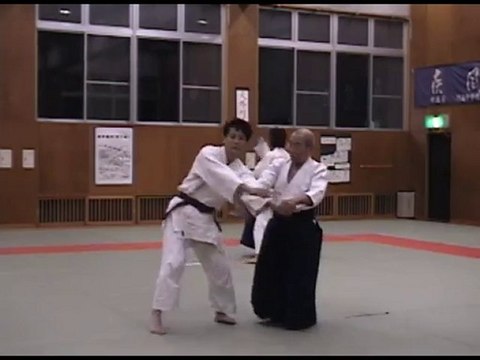 Aikido Ryote tori, Gyakute nage両手逆手投げ