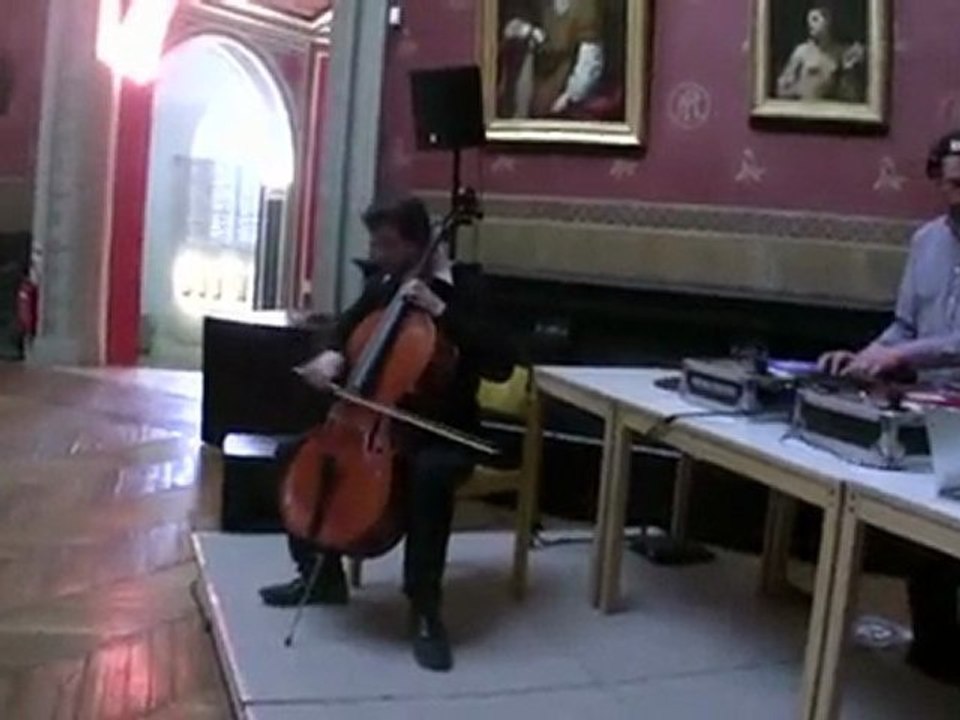 Jos accompagné de Liju Au Musée de Picardie