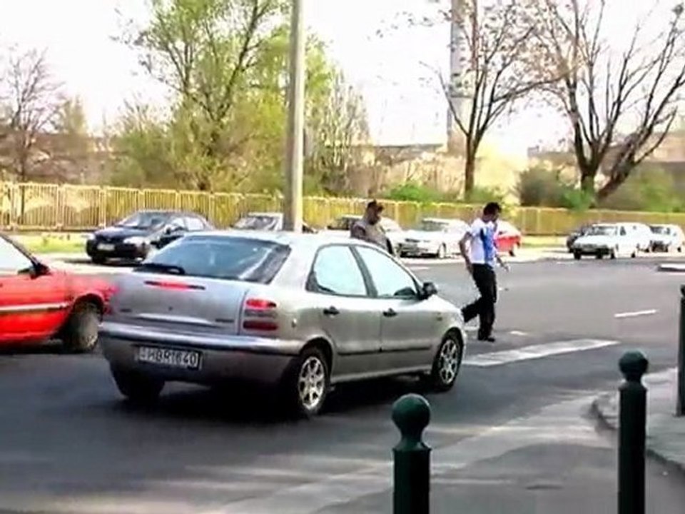 MOMBEREK AZ ÁTKELŐN