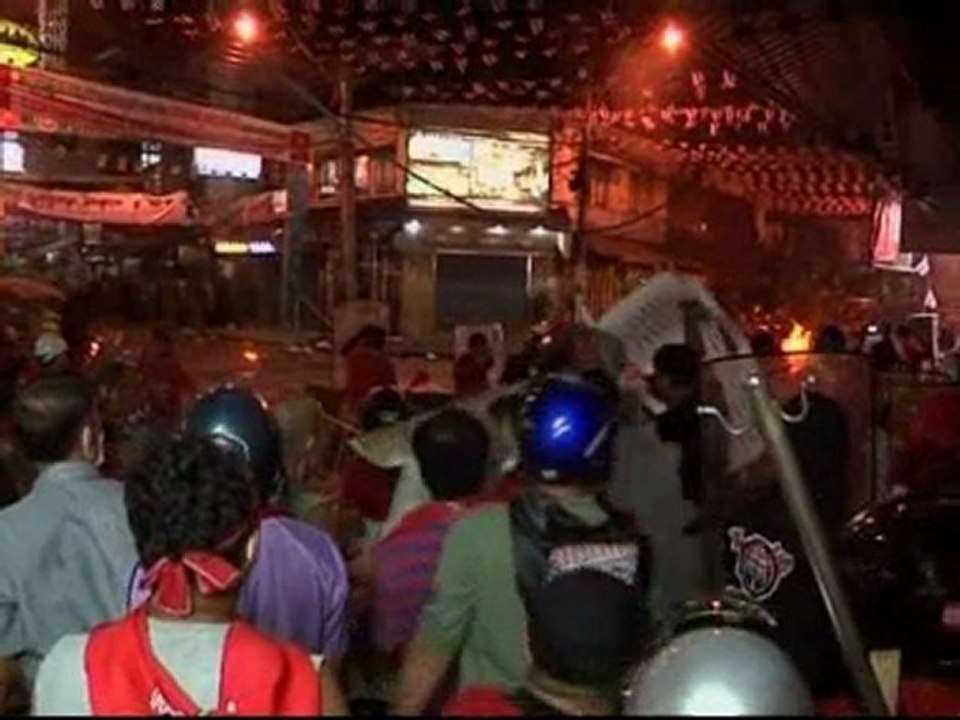 Thai "red shirts" defiant after 21 die in clashes