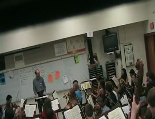 professeur de musique casse un violon lors d'une répétition