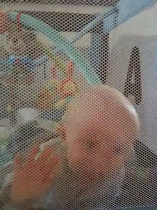 un bebe ne voit pas les filets