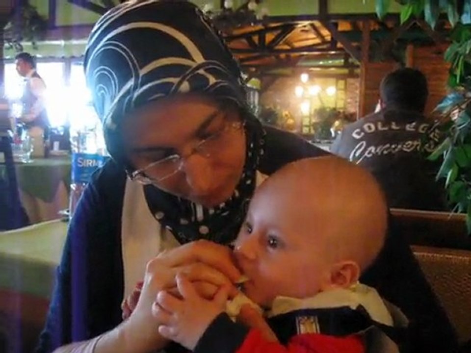 Serdar Ali tatlı ve meyve yerken