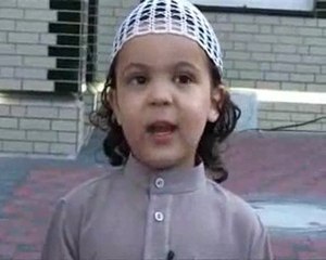 Kuran okuyan İtalyan çocuk