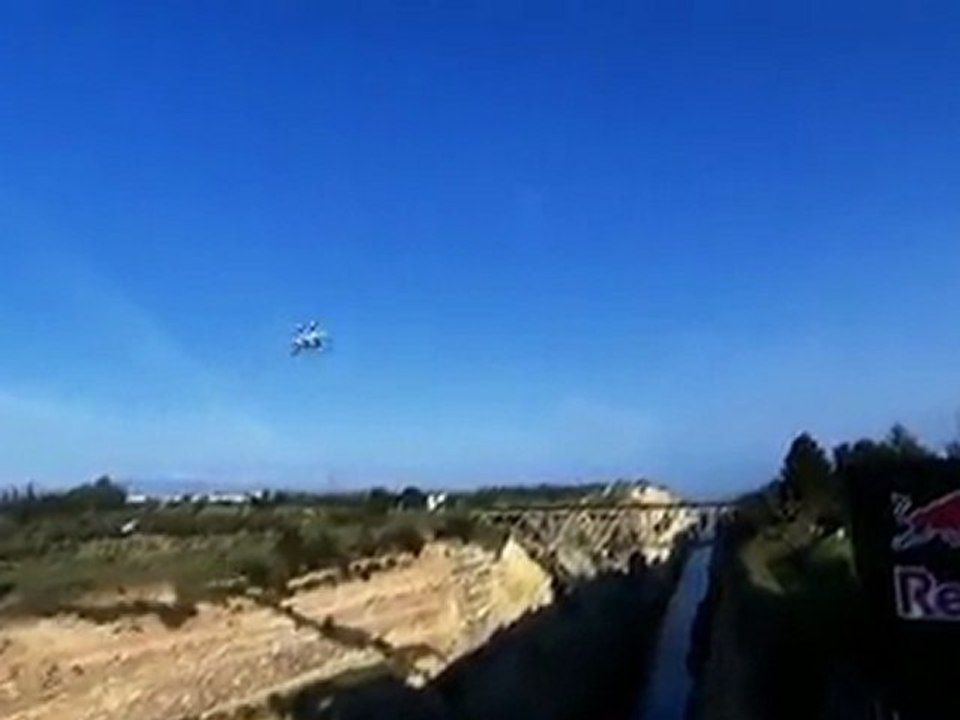 Robbie Maddison saute au-dessus du canal de Corinthe (Grece)