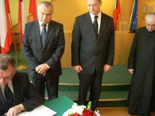 Mozna wpisywac sie do ksiegi kondolencyjne