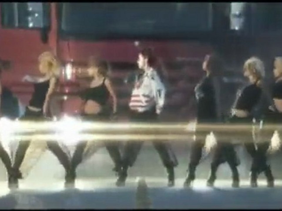 [MV] Lee Hyo Ri ft Ceejay - Chitty Chitty Bang Bang (치티치티뱅뱅)