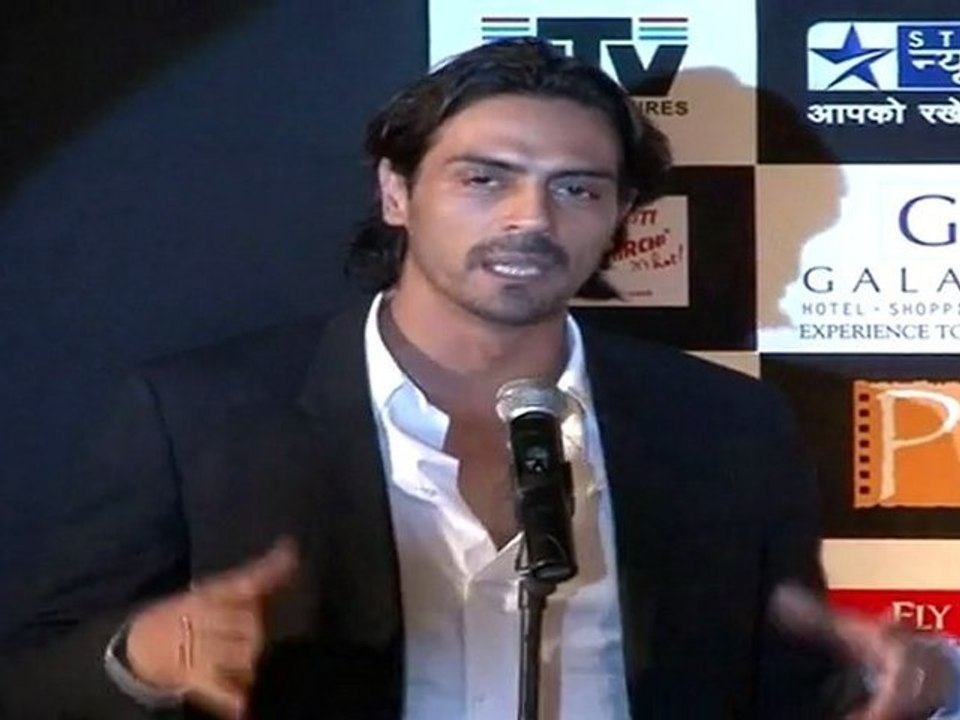 Raajneeti - Arjun Rampal Surprises Prakash Jha