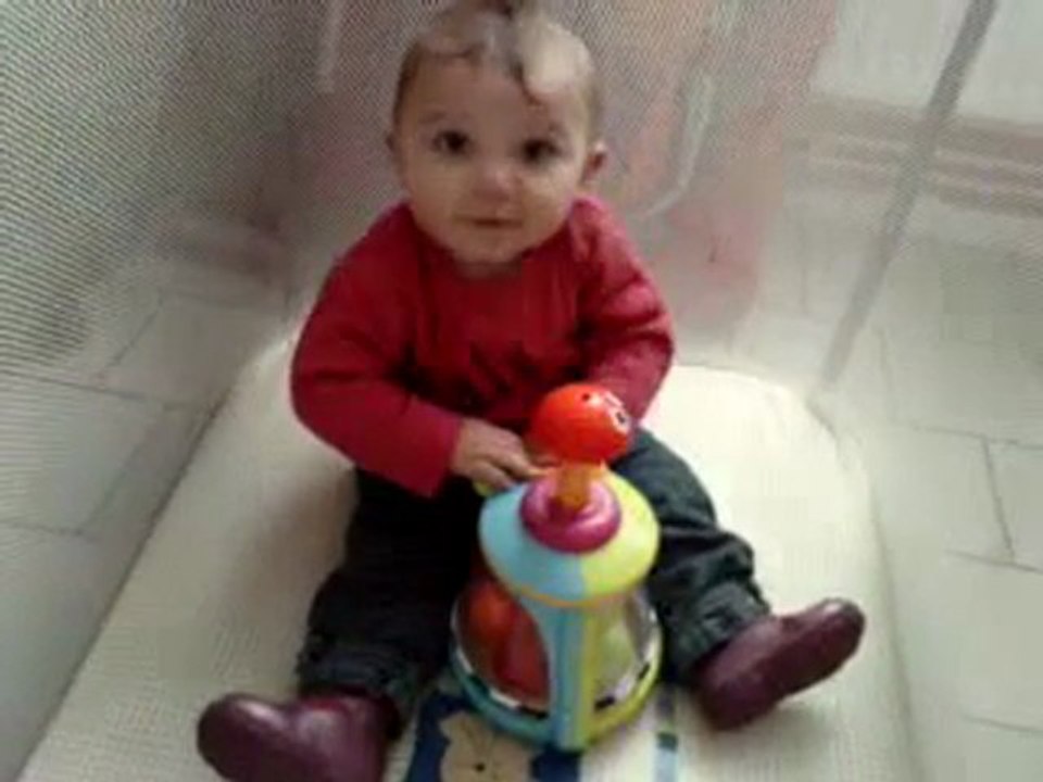 laurine qui s eclate avec son jouet de paques