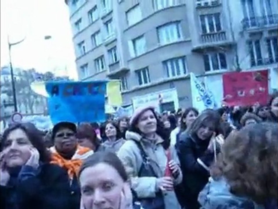 "Pas de bébés à la consigne" manifestation Paris 08-04-2010