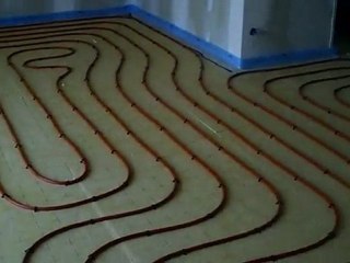 Mise en place des serpentins du plancher chauffant de la PAC