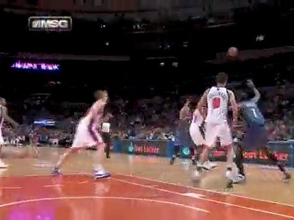 The Wizards' Andray Blatche finds Fabricio Oberto with this