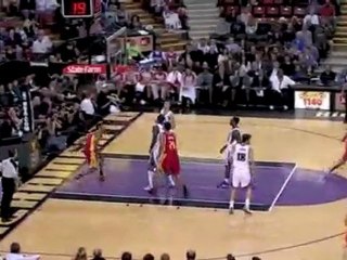 Kyle Lowry throws the halfcourt lob to Trevor Ariza.