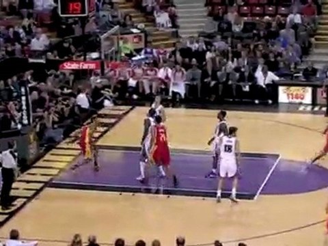 Kyle Lowry throws the halfcourt lob to Trevor Ariza.
