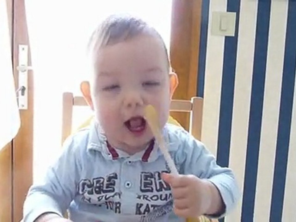 Jules qui fait comme dans la pub pour le lait