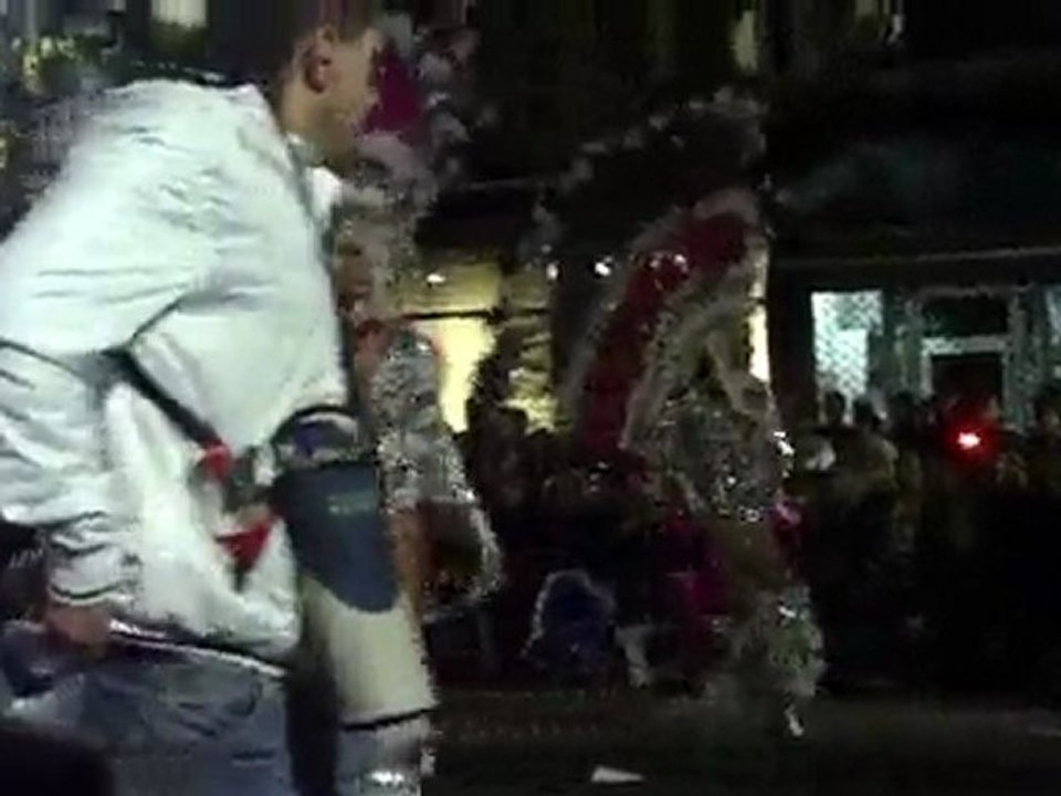 Baile de una comparsa en el Entierro 2010