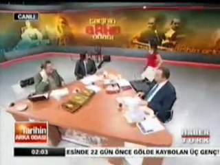 pelin batu piyano çalıp  ı söylüyor